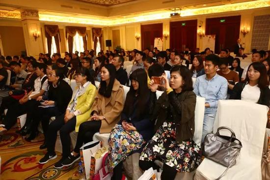 學員在認真聽報告